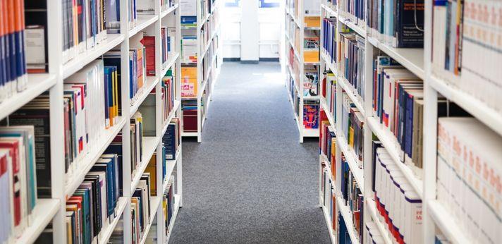 図書館司書が仕事をする場所の画像