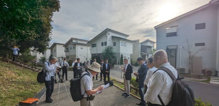 電柱が多い日本の現状を伝え、電柱・電線のない安全安心な街づくり活動に取り組む団体の画像