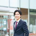 高卒で銀行員になるには？仕事に役立つ資格や学歴による年収の違いを解説