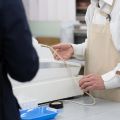コンビニスタッフの仕事内容とは？年収や向いている人の特徴も解説