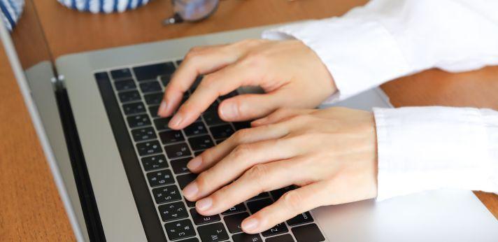 考えることが好きな人に見られる特徴の画像