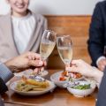 飲み会のマナーとは？「気の利く新人」になれるポイントも解説