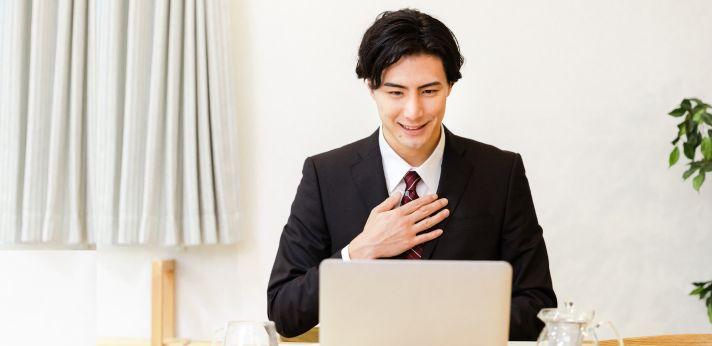 Web面接を行うときの服装の画像