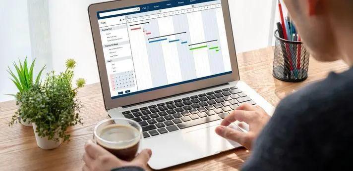 IT企業で働くシステムエンジニアのスケジュール例の画像