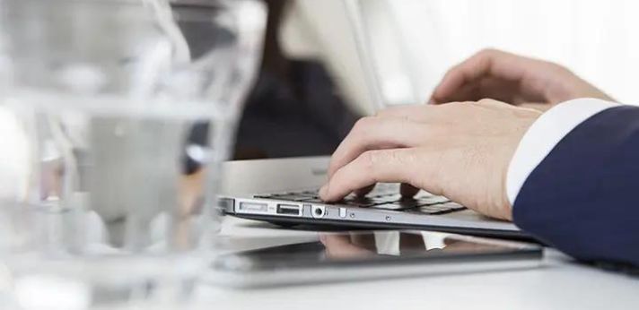 文系からシステムエンジニアになるには?就職成功のコツを解説!