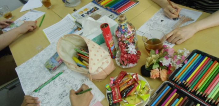 支援員（ピアサポーター）が悩みを抱えるご本人とご家族をアテンド（伴走・寄り添い）の画像
